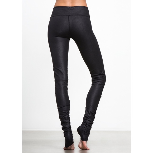Alo Idol Legging in Black - Picture 2 of 3
